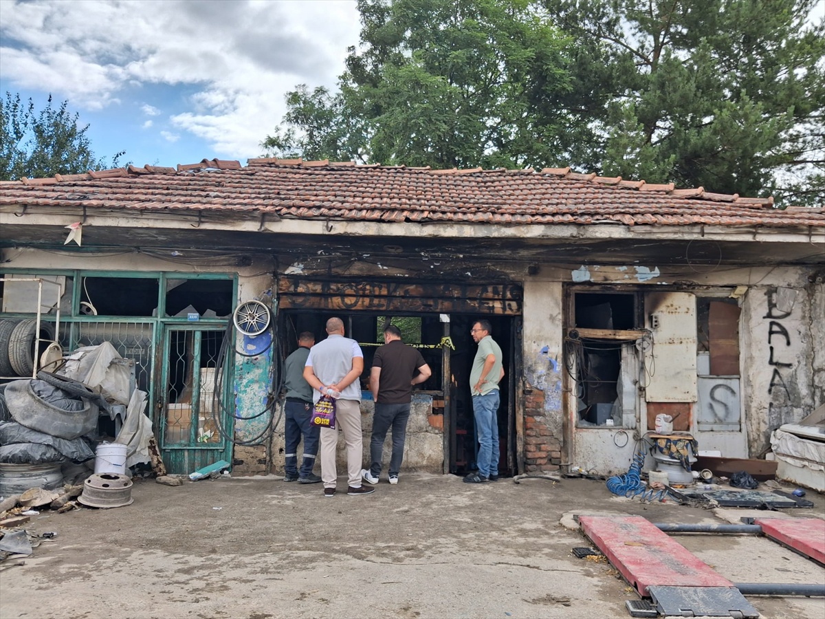 Artova\'da Lastik Tamircisinde Yangın