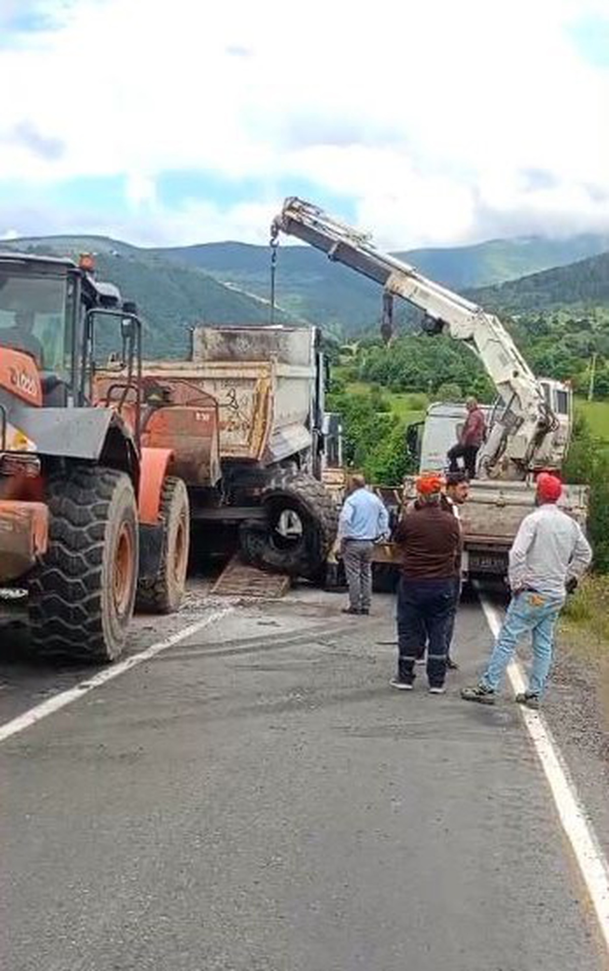 Ardahan\'da Kamyon Devrildi, Trafik Aksadı