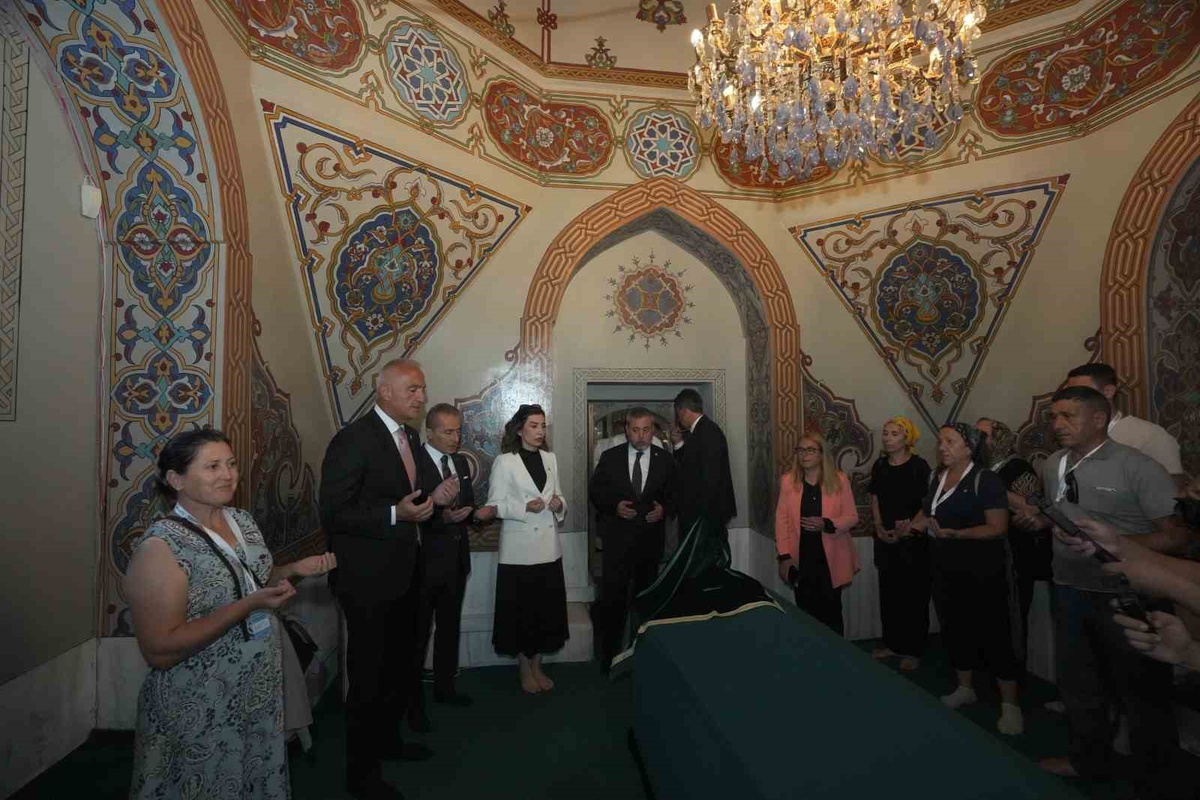 Bakan Ersoy: İnsanlığın reçetesi: Bir olalım, iri olalım, diri olalım