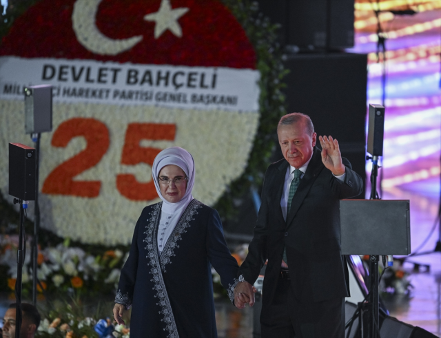 AK Parti 25. yılını kutluyor! Cumhurbaşkanı Erdoğan ve eşi Emine Erdoğan alana böyle geldi