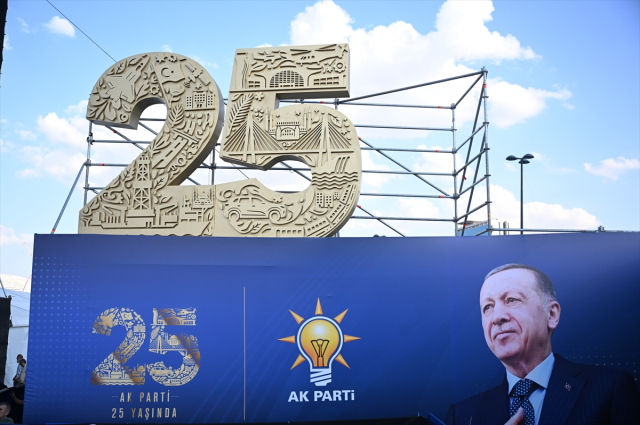 AK Parti 25. yılını kutluyor! Cumhurbaşkanı Erdoğan ve eşi Emine Erdoğan alana böyle geldi