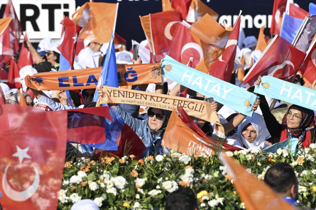 AK Parti 25. yılını kutluyor! Cumhurbaşkanı Erdoğan ve eşi Emine Erdoğan alana böyle geldi