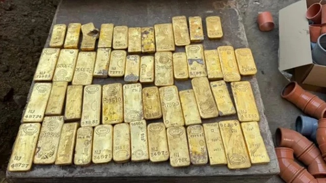 Duvarı kırınca gözlerine inanamadılar! Yıllardır bekleyen külçe külçe altın çıktı