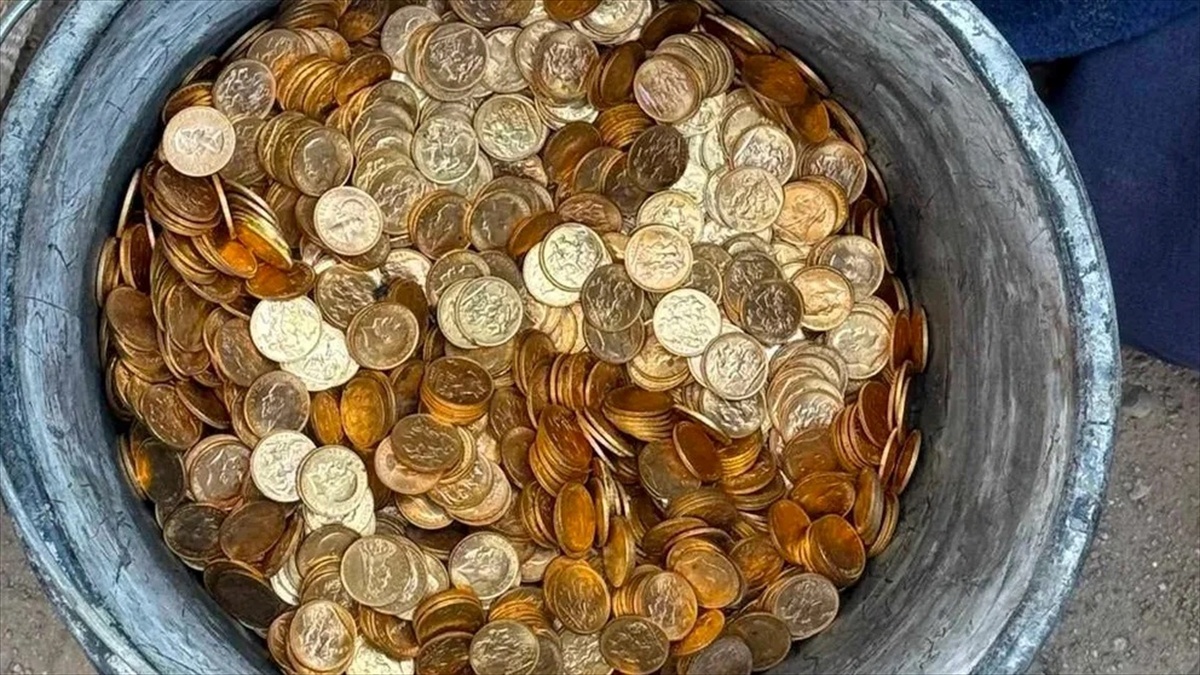 Duvarı kırınca gözlerine inanamadılar! Yıllardır bekleyen külçe külçe altın çıktı
