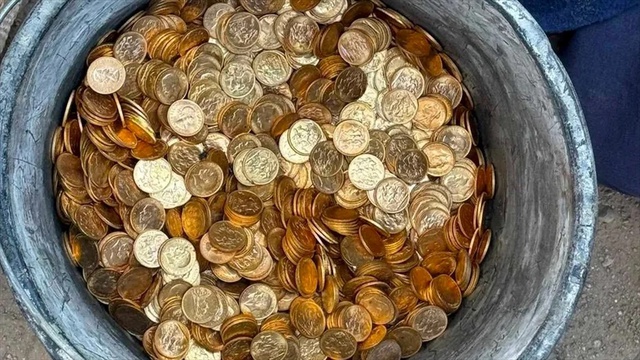 Duvarı kırınca gözlerine inanamadılar! Yıllardır bekleyen külçe külçe altın çıktı