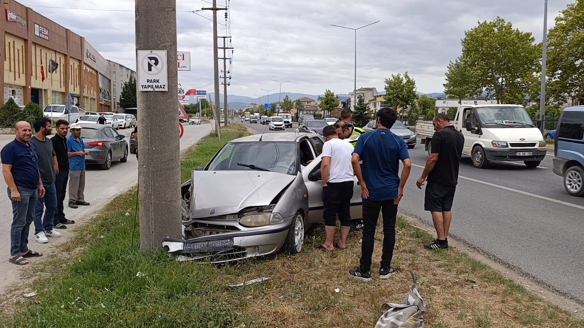 İnegöl\'de Otomobil Direğe Çarptı: Sürücü Yaralı