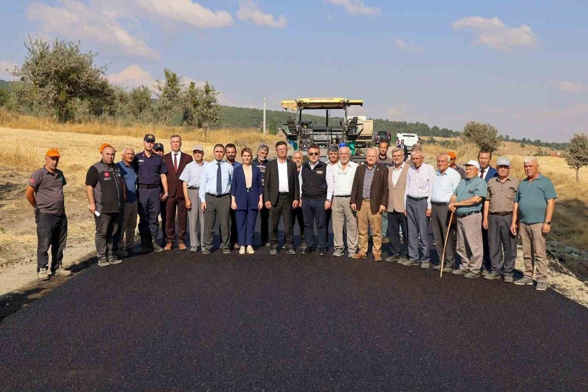 Bilecik\'te Grup Köy Yolu\'na Sıcak Asfalt