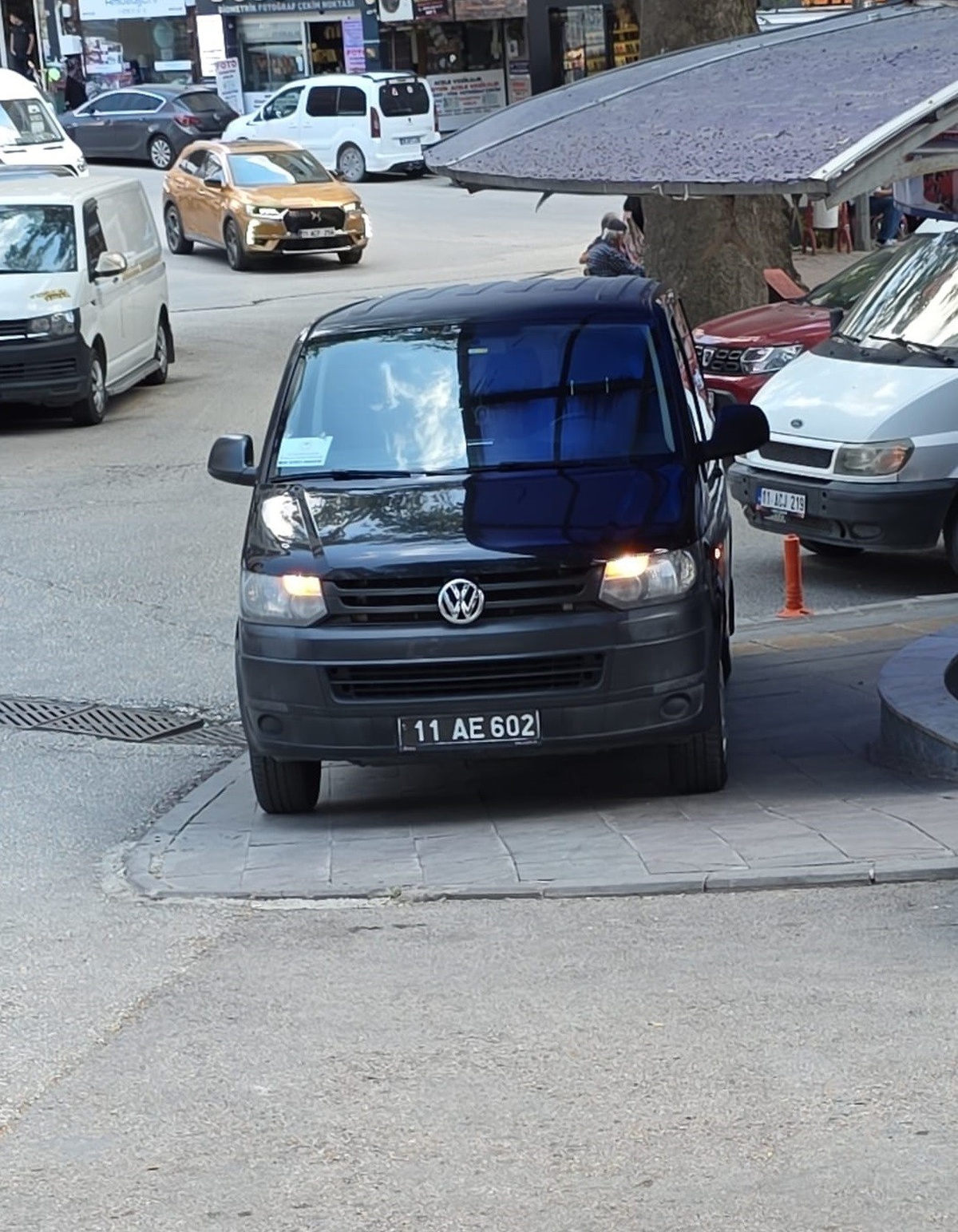 Resmi Araç Kaldırıma Park Etti