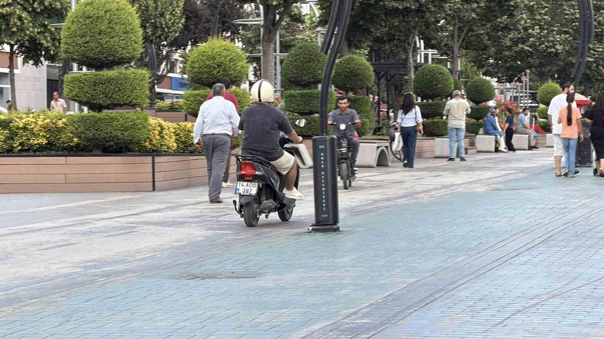 Bolu\'da Caddeyi Tehdit Eden Araçlar