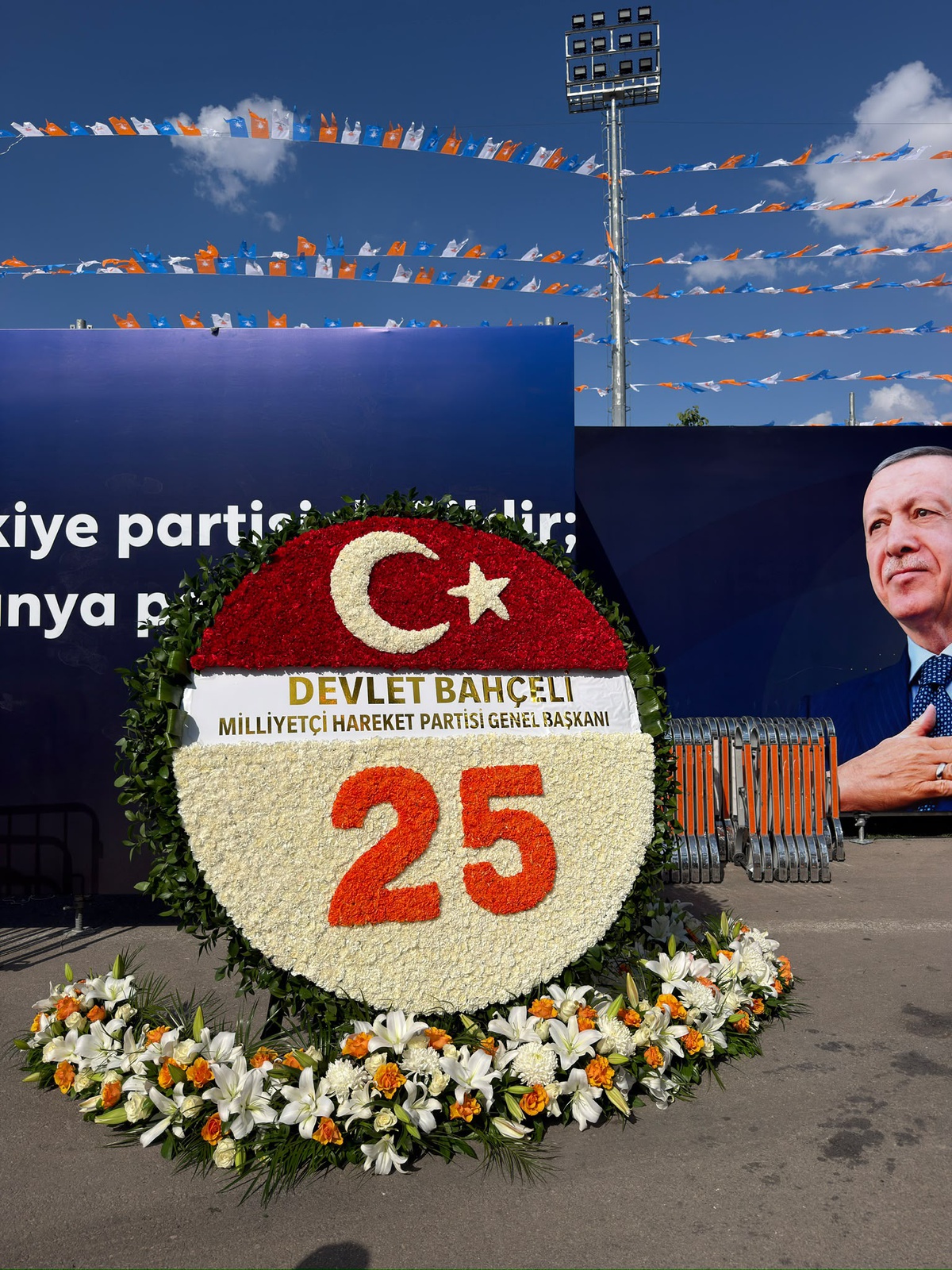 Bahçeli\'den Erdoğan\'a 25. yıl Çelengi