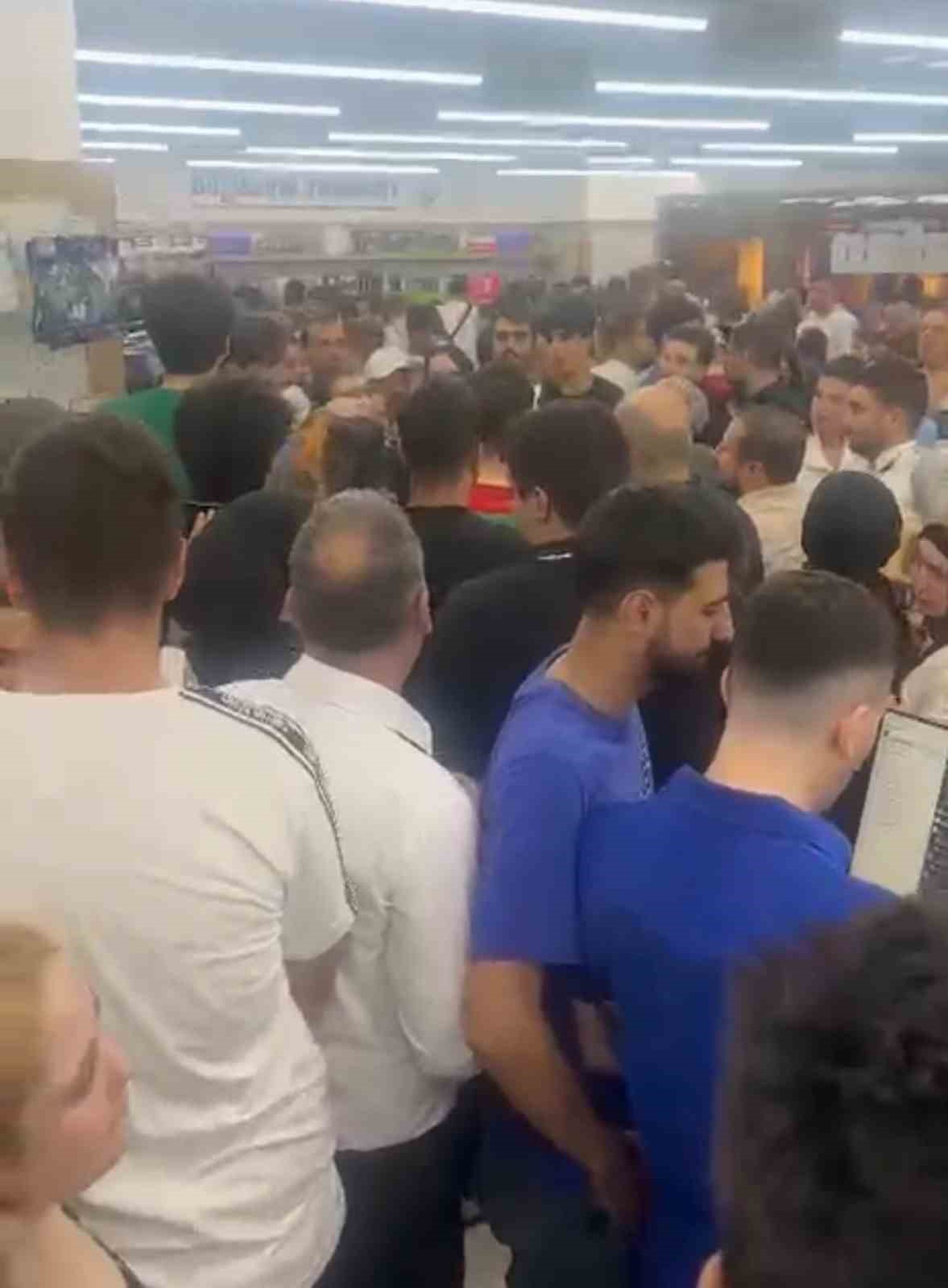 Diyarbakır\'da Mağaza Açılışında İzdiham