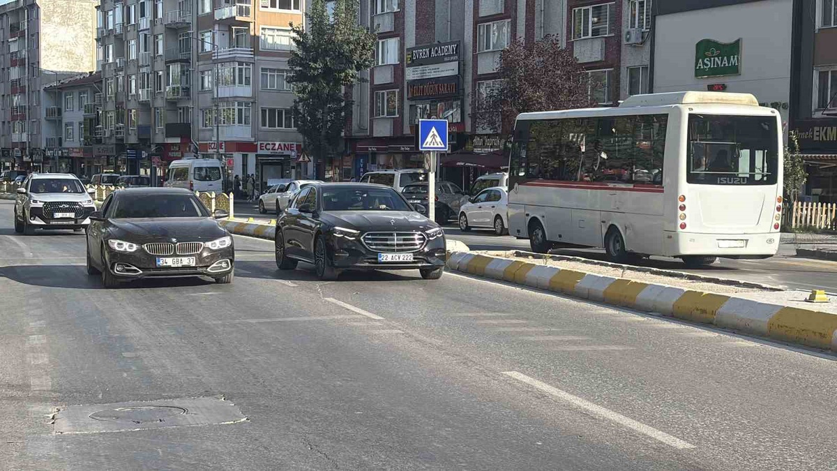 Edirne\'de YAYA\'YA OTOMOBİL ÇARPTI