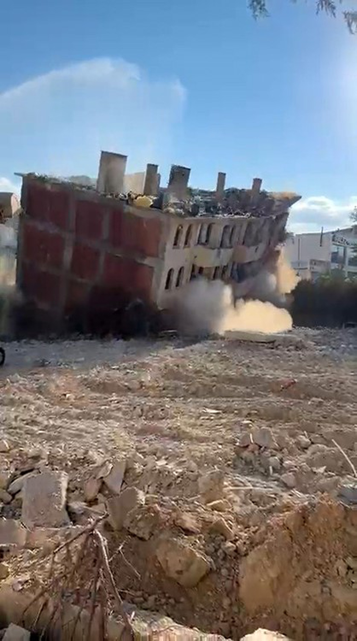 Elazığ\'da 5 Katlı Bina Yıkıldı