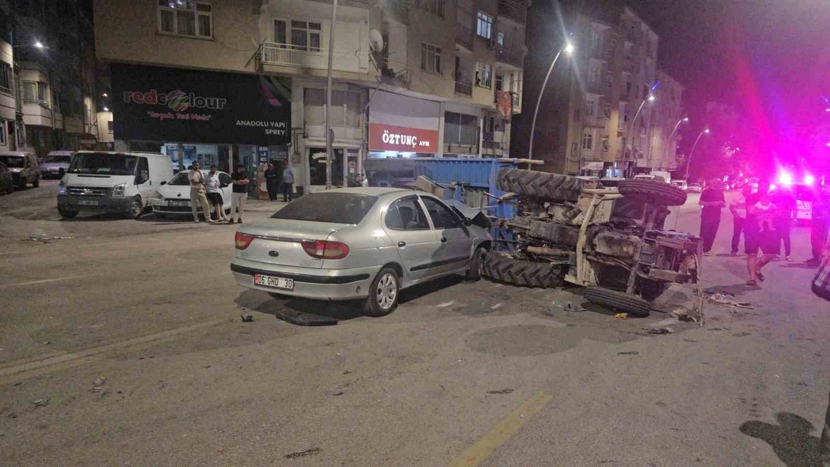 Elazığ\'da Traktörle Otomobil Çarpıştı: 5 Yaralı