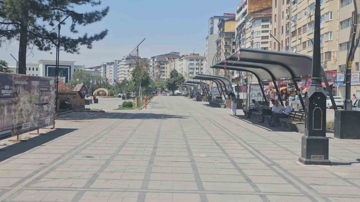Elazığ\'da Sıcak Hava Cadde ve Sokakları Boş Bıraktı