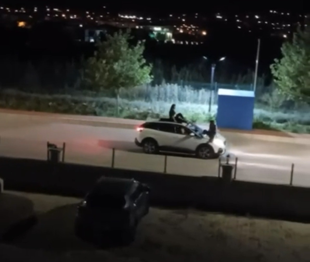 Elazığ'da ölümüne yolculuk: Aracın tavanında ve kaputunda gittiler!