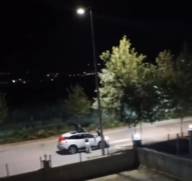 Elazığ'da ölümüne yolculuk: Aracın tavanında ve kaputunda gittiler!