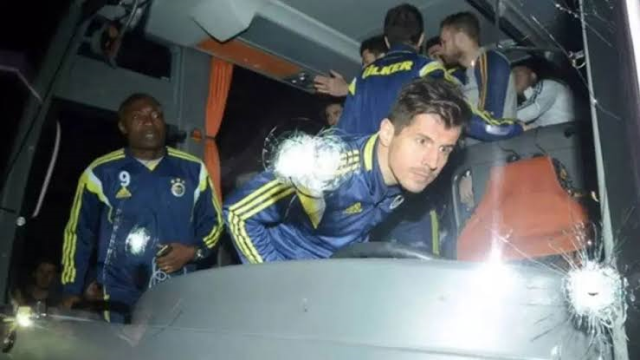 Fenerbahçe otobüsüne saldırı soruşturmasında gözaltına alınan 4 şüpheliden 1’i tutuklandı