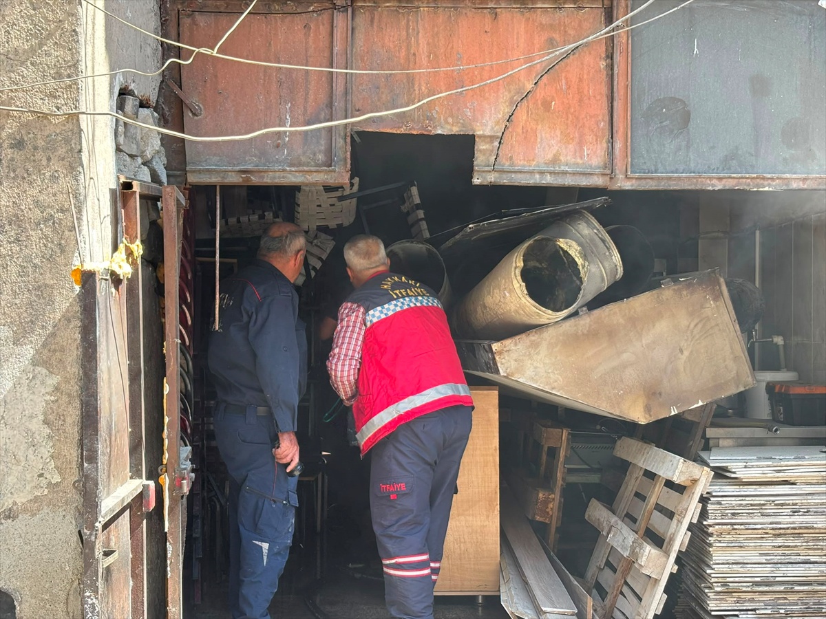 Hakkari\'de Depo Yangını Kontrol Altına Alındı
