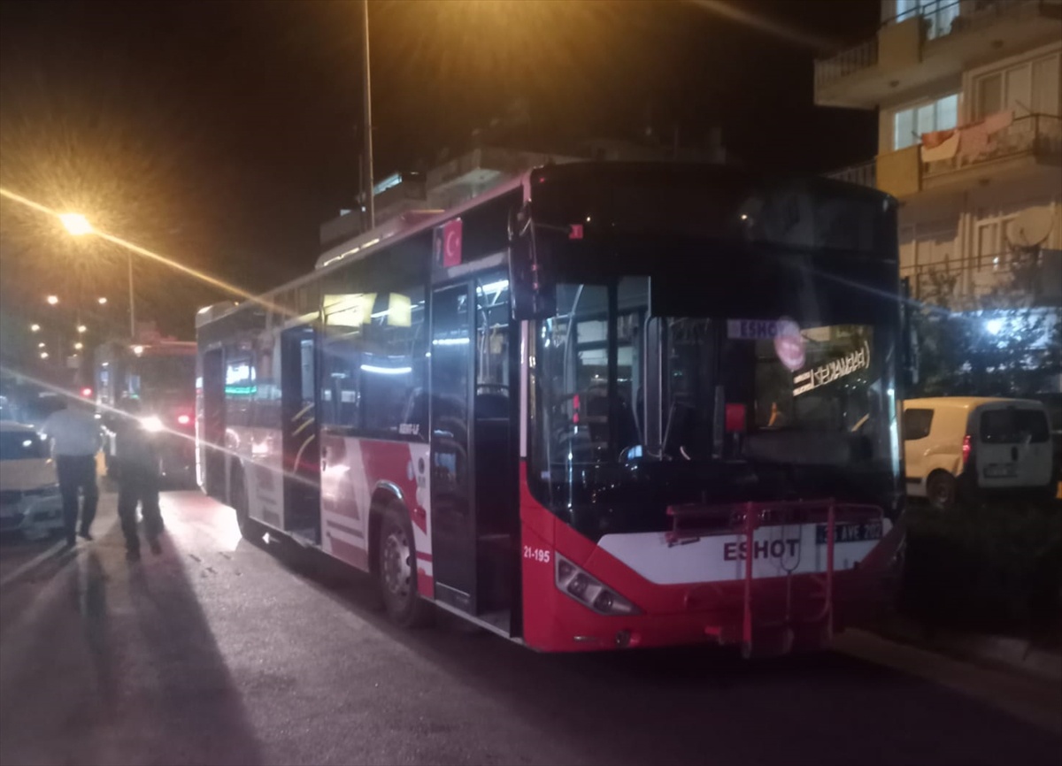 İzmir\'de Otobüs Yangını