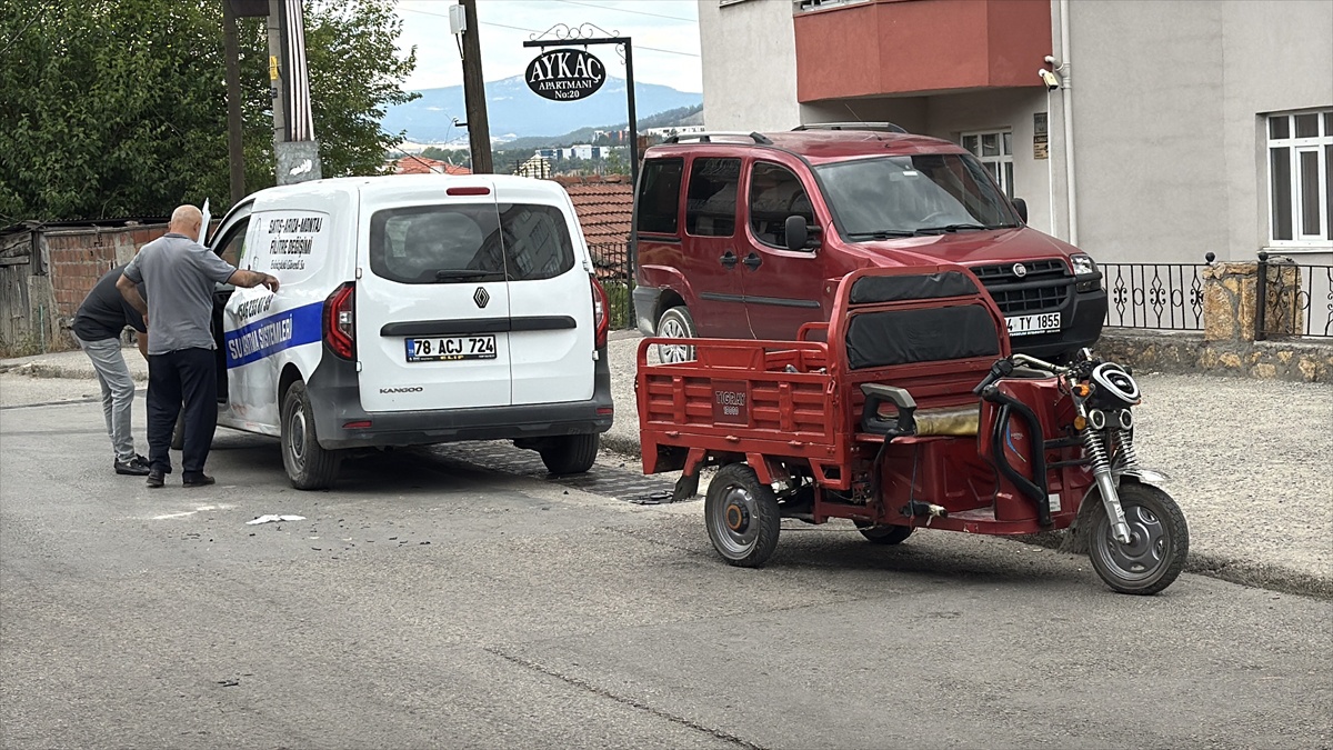 Karabük\'te Motosiklet ve Araç Çarpıştı: 5 Yaralı