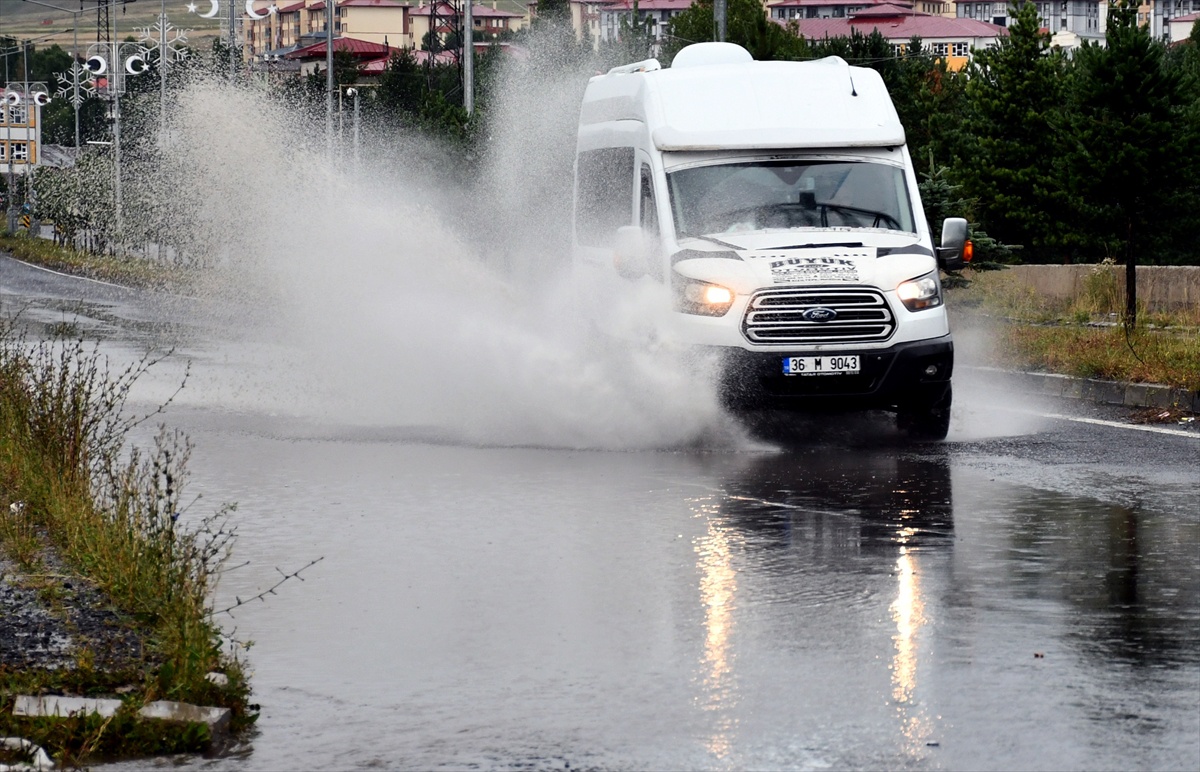Kars\'ta Sağanak ve Dolu Etkisi