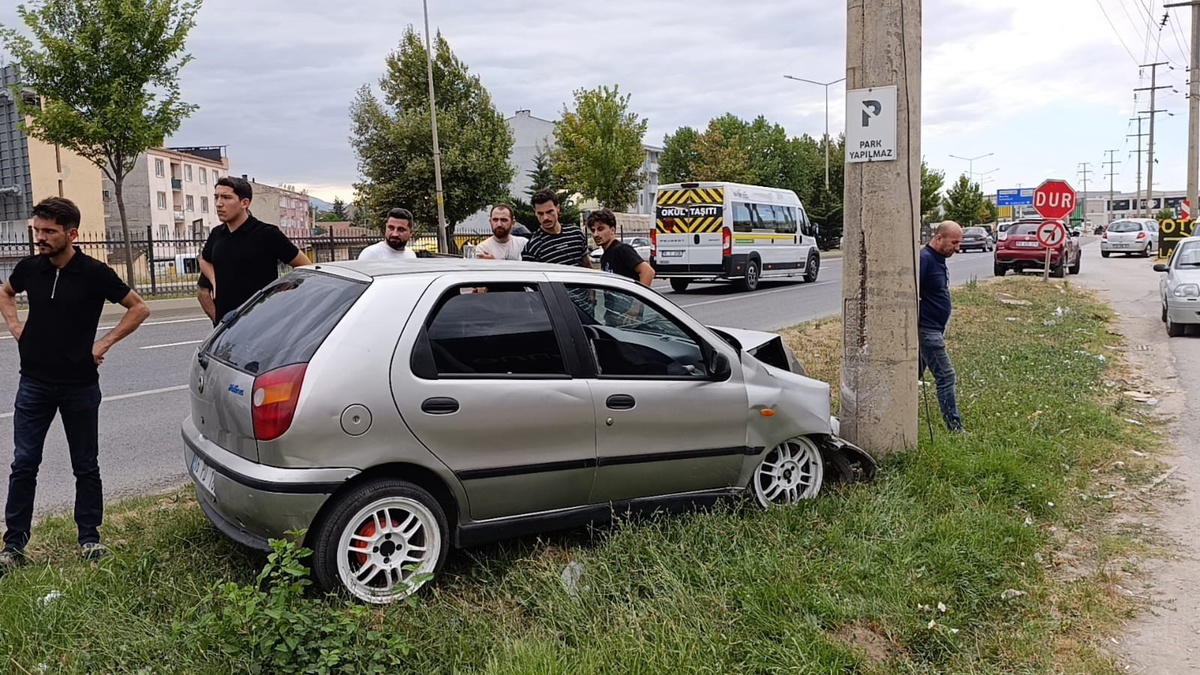 İnegöl\'de Kontrolden Çıkan Araç Elektrik Direğine Çarptı
