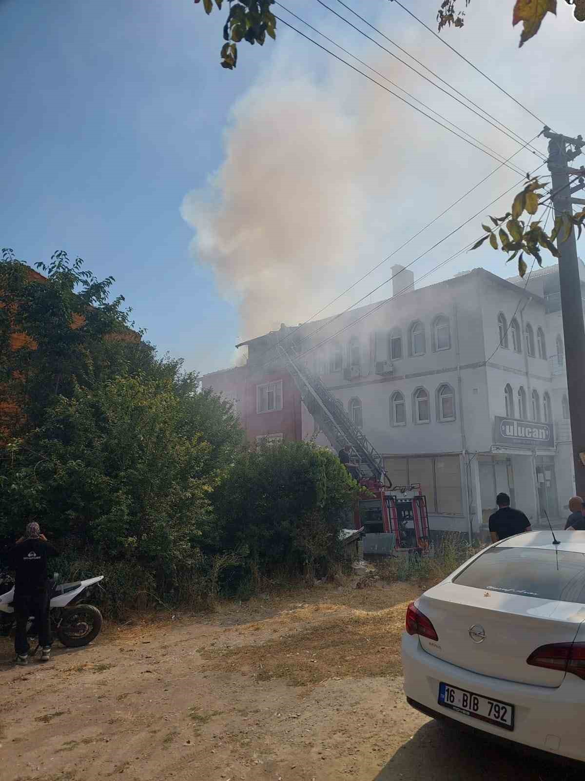 Kütahya\'da 3 Katlı Binada Yangın