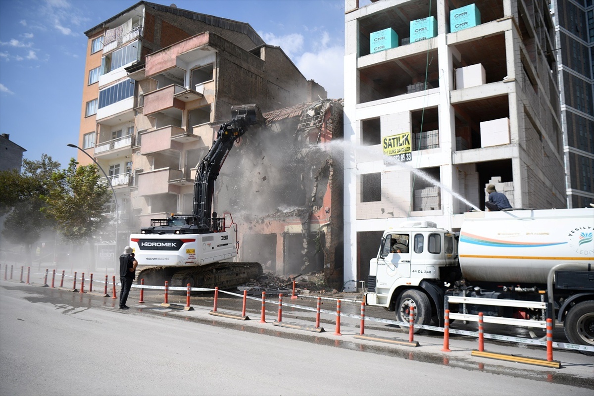 Malatya\'da Metruk Bina Yıkıldı