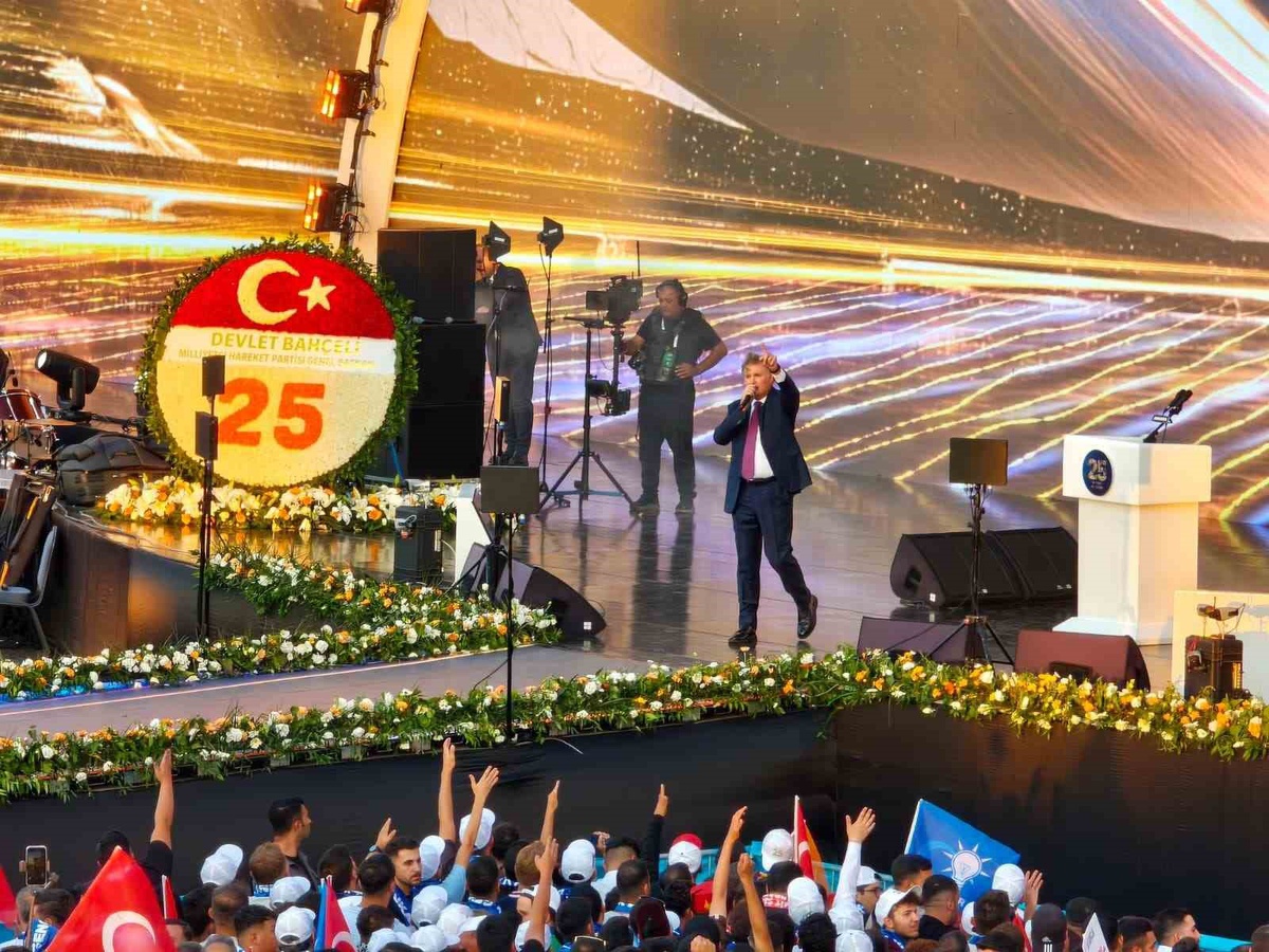 Bahçeli\'den AK Parti\'ye 25. yıl çelengi