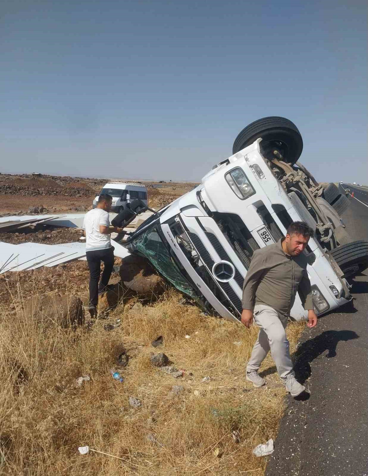 Siverek\'te Mobilya Yüklü Tır Şarampole Devrildi