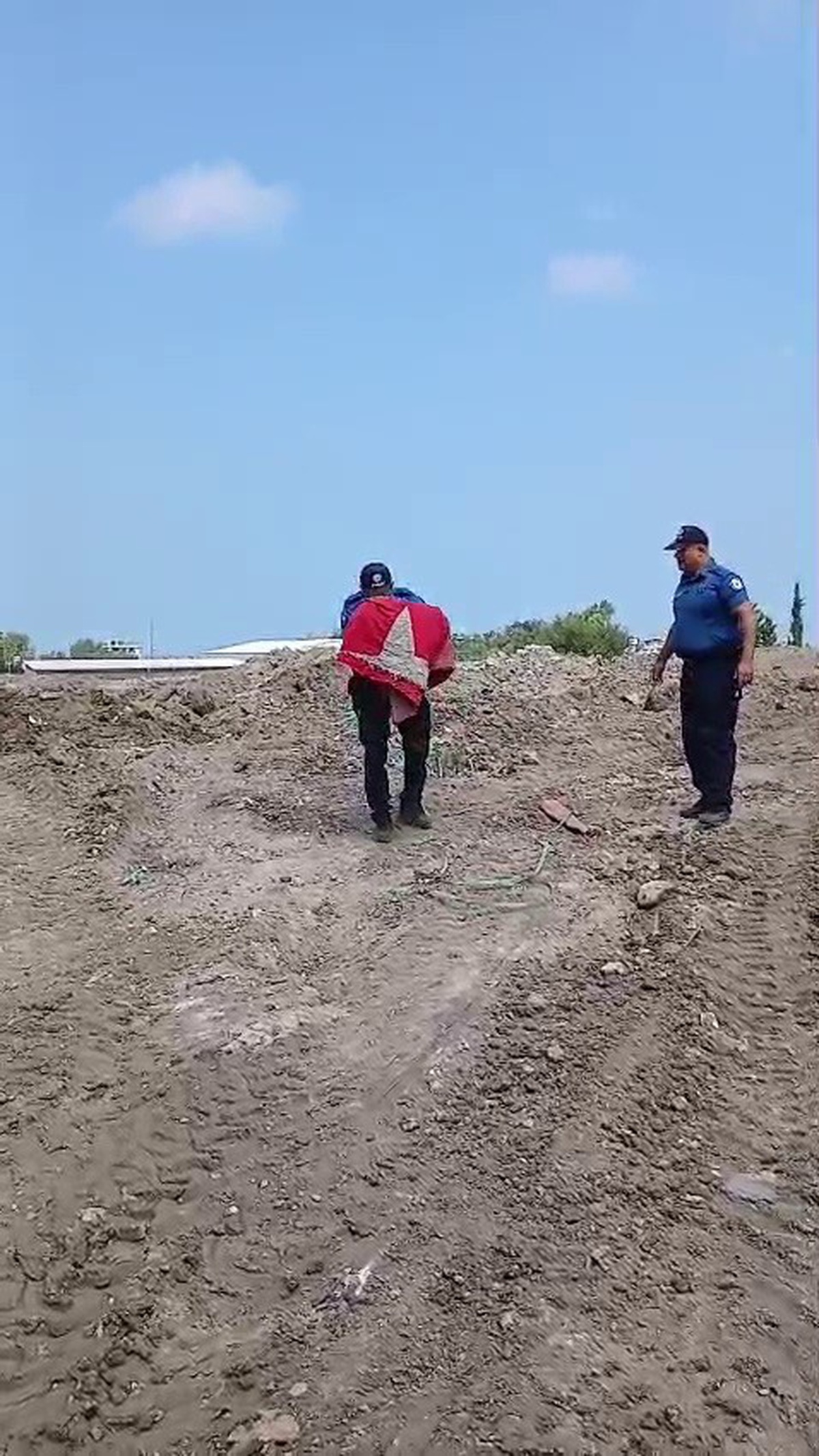 Polisten Bayrağa Saygı