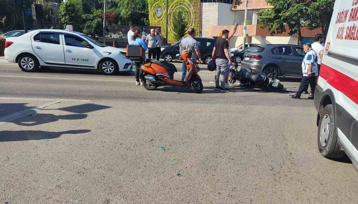 Motosiklet ambulansa çarptı: 1 yaralı