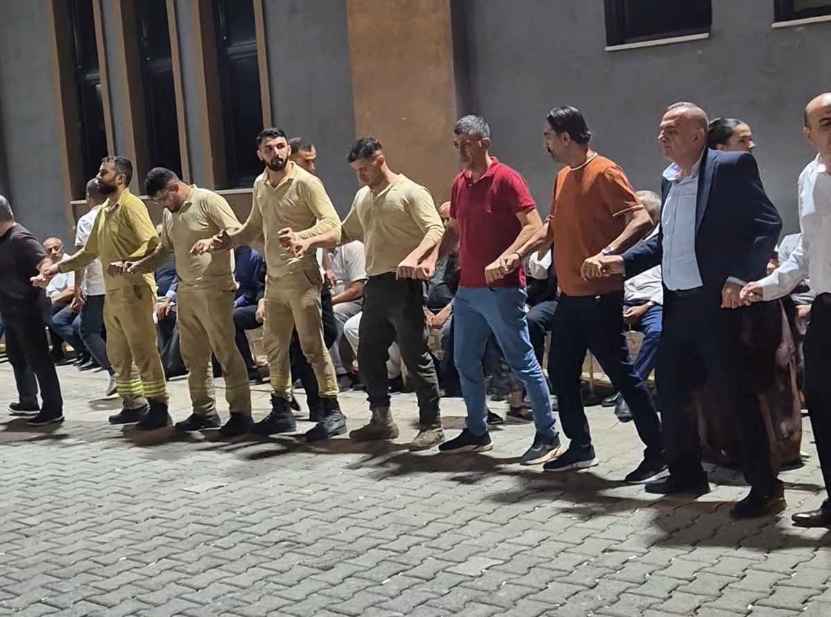 Eruh\'ta Yangın ve Düğün Bir Arada