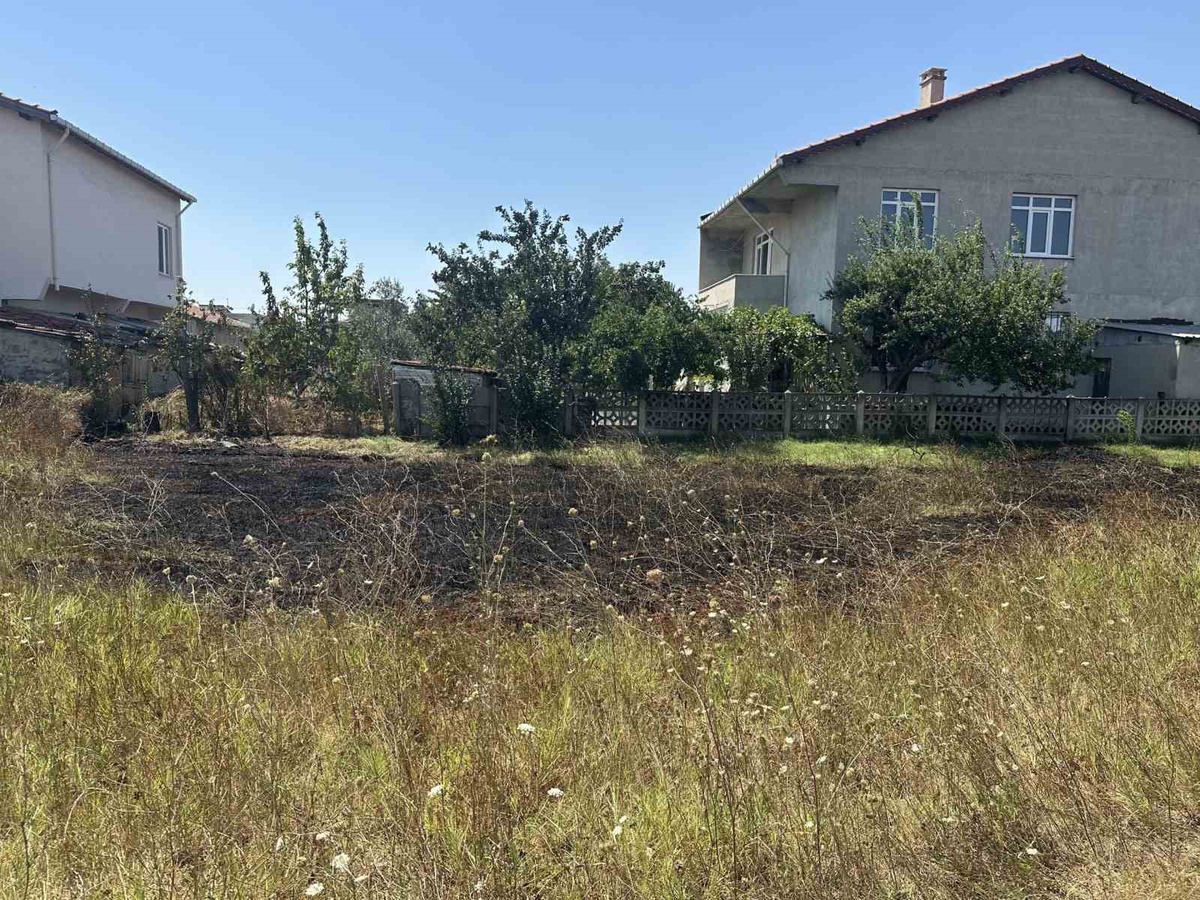 Muratlı\'da Ot Yangını: Evlere Sıçramadan Kontrol Altına Alındı