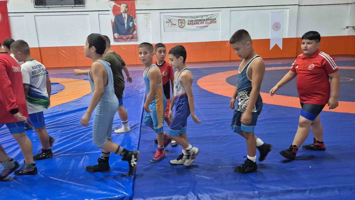 Sivas\'ta Minikler Güreş Gelişim Campı Başladı