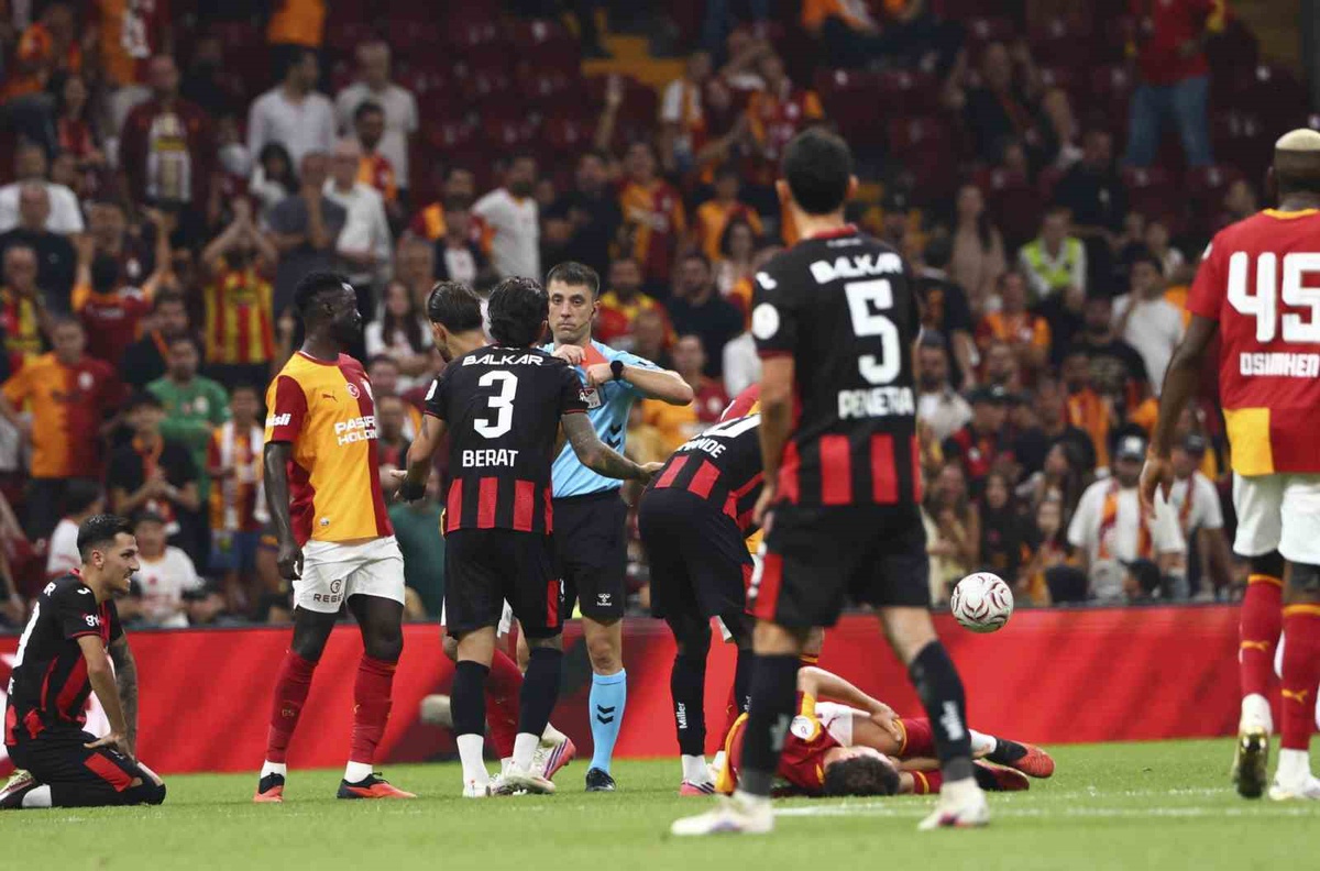 Süper Lig\'de İlk Kırmızı Kart