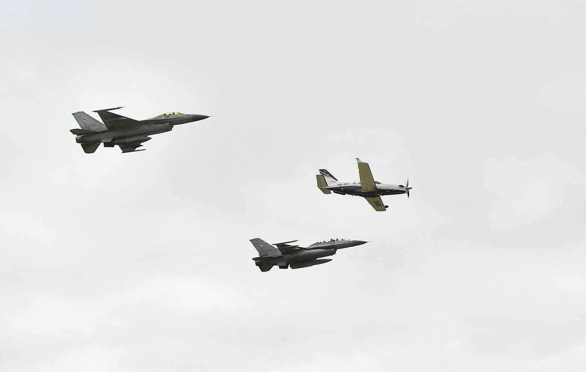 Başbakan Charnvirakul\'a F-16 Escort