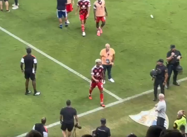 Uçak kaçacak diye sahadan çekildiler! Rakip boş kaleye penaltı atıp kupayı kutladı