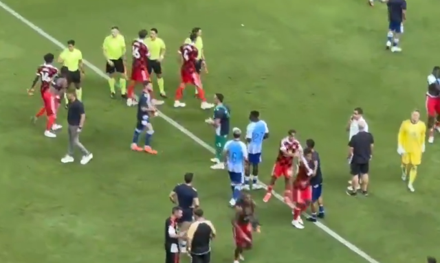 Uçak kaçacak diye sahadan çekildiler! Rakip boş kaleye penaltı atıp kupayı kutladı