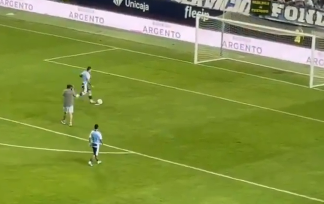 Uçak kaçacak diye sahadan çekildiler! Rakip boş kaleye penaltı atıp kupayı kutladı