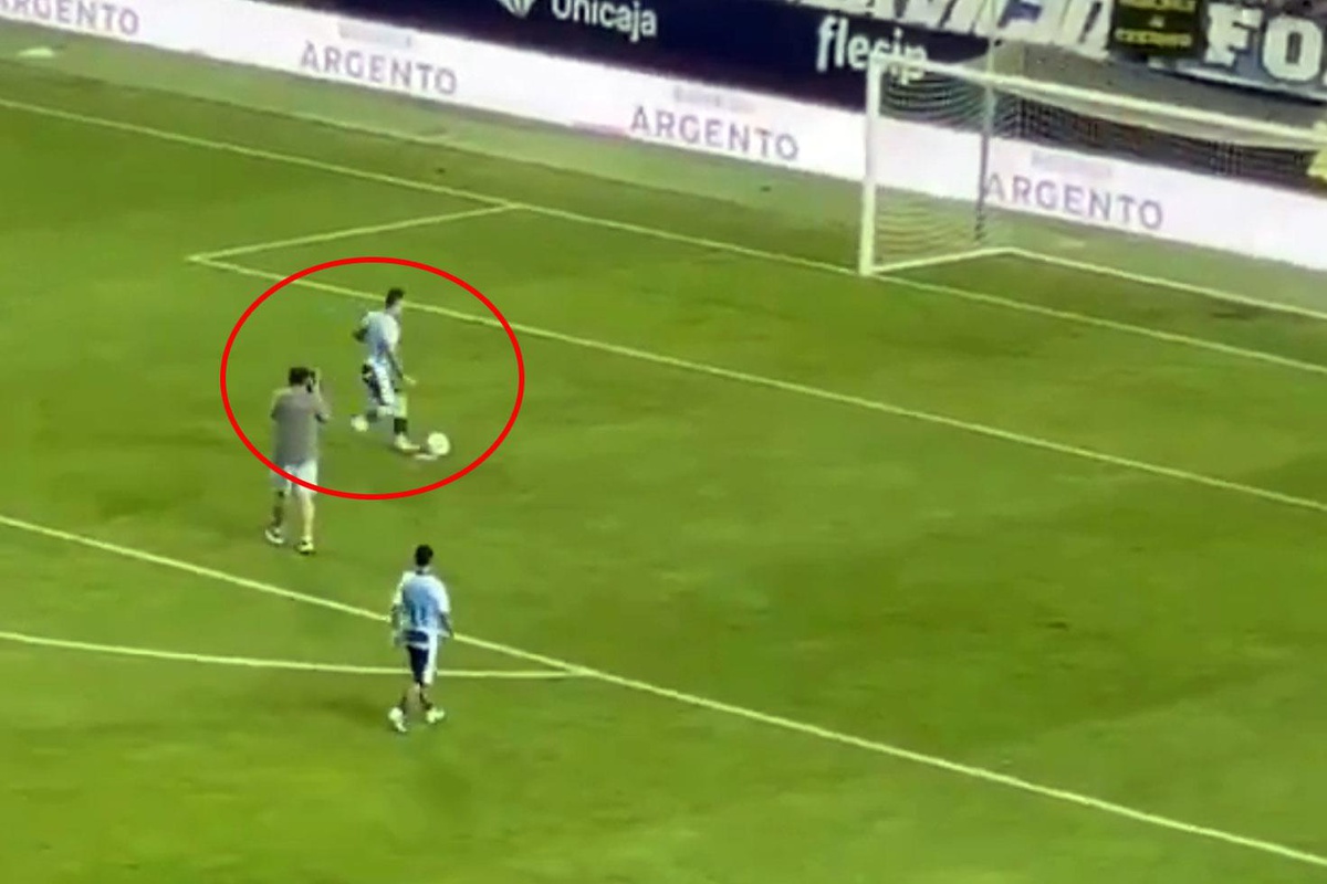 Uçak kaçacak diye sahadan çekildiler! Rakip boş kaleye penaltı atıp kupayı kutladı