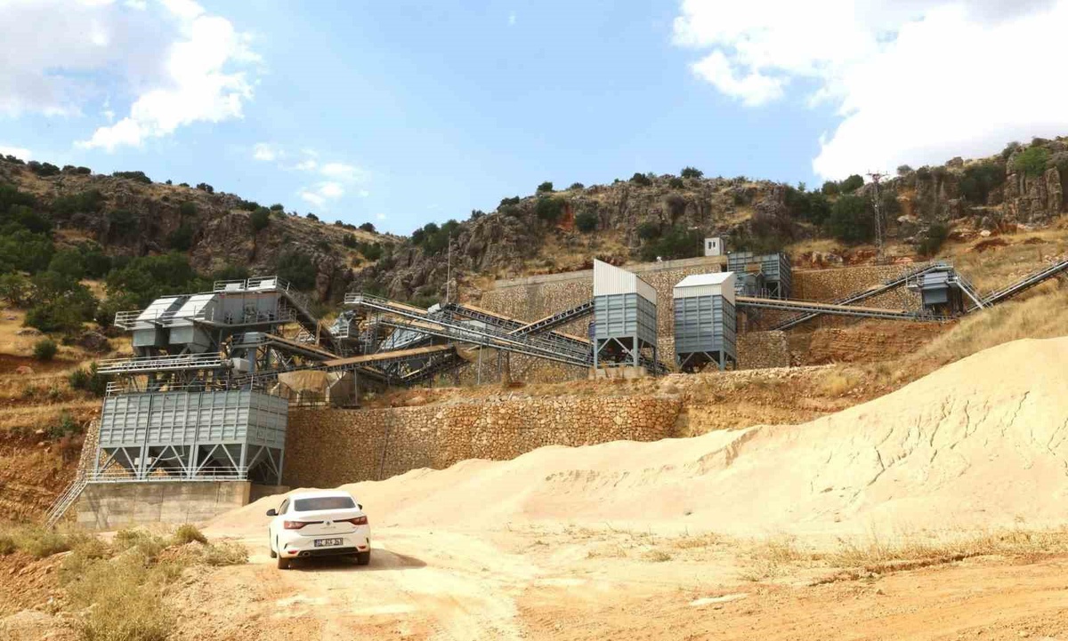 Vali Küçük Taş Kırma Tesisini Ziyaret Etti
