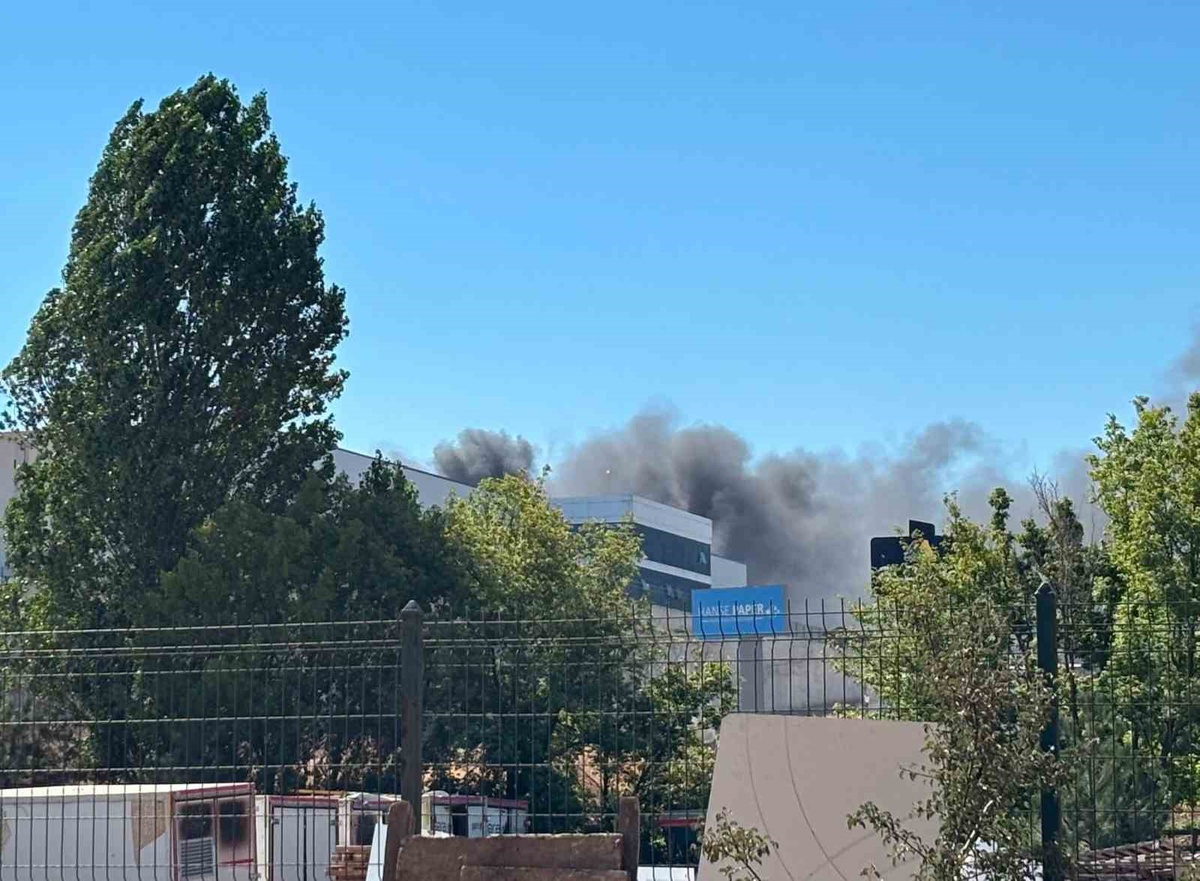 Akyurt\'ta market deposunda yangın: 4 kişi dumandan etkilendi