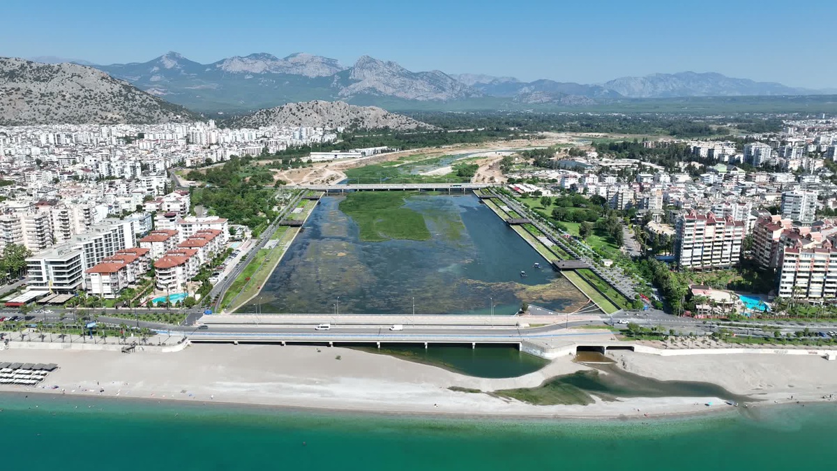 Antalya Büyükşehir Belediyesi, Boğaçayı\'nı sucul otlardan temizliyor