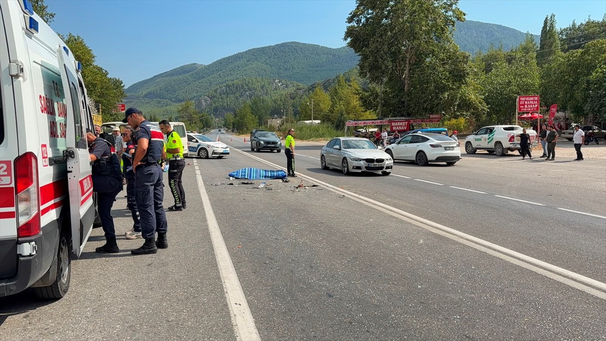 Antalya\'da Trafik Kazası: 2 Ölü, 4 Yaralı