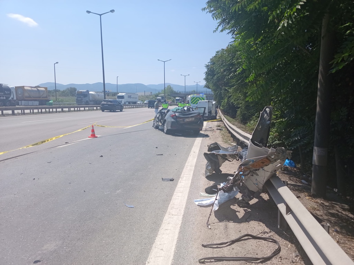 Minibüse Çarpan Otomobilin Sürücüsü Hayatını Kaybetti