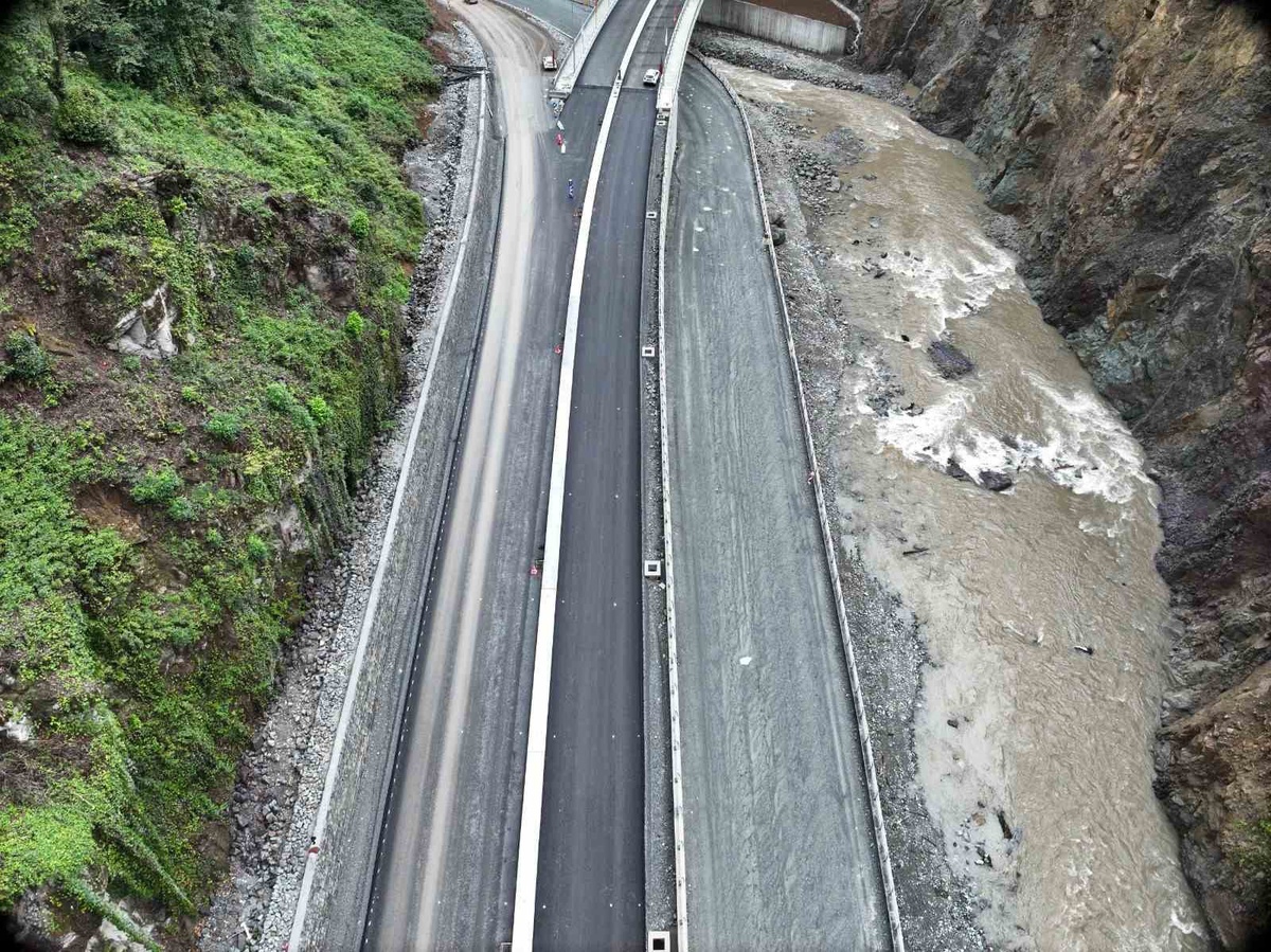 Karadeniz Sahil Yolu\'nda Çalışmalar Tamamlanıyor