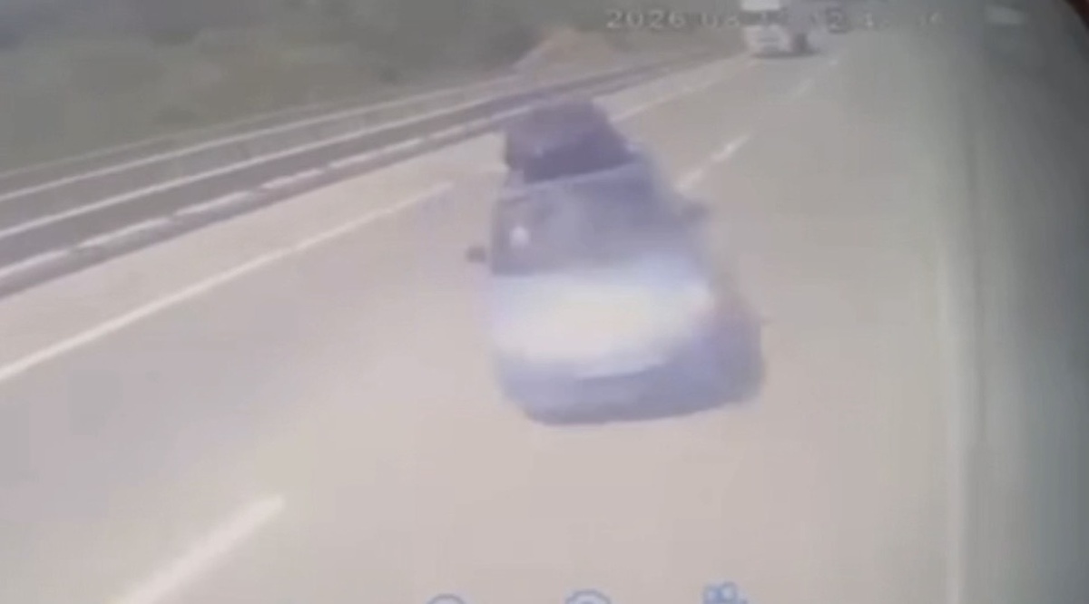Beykoz\'da Otomobil Otobüse Çarptı: 1 Yaralı