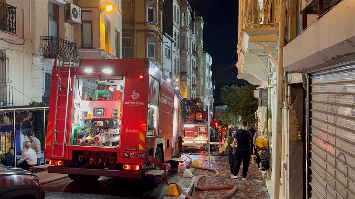 Beyoğlu\'nda Yangın: Stadyum Havai Fişeği İddiası